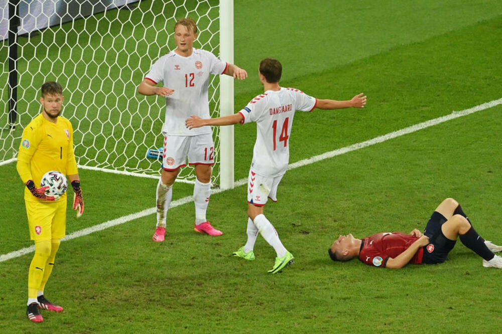 KAKAV JE OVO OFSAJD? Ceo svet se smeje zbog načina na koji je poništen gol na meču Albanija-Češka! (VIDEO)