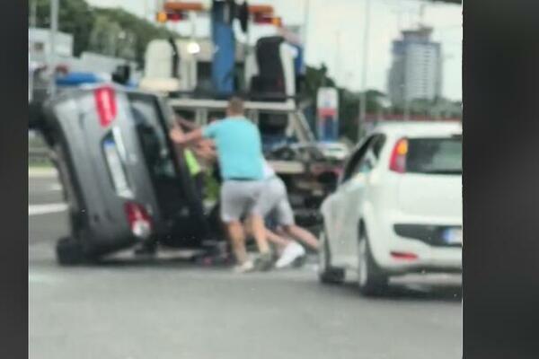 U NEZGODI NA NOVOM BEOGRADU AUTOMOBIL ZAVRŠIO NA KROVU: Isplivao i SNIMAK REAKCIJE NEKOLIKO MOMAKA! (VIDEO)
