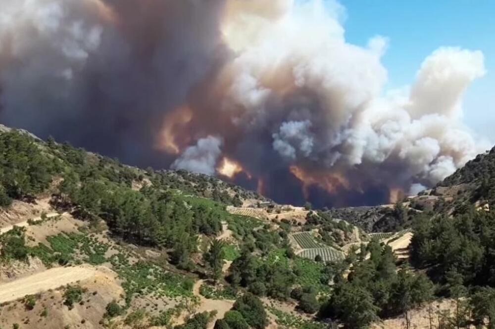 VANREDNO STANJE NA SARDINIJI: Požar bukti već 3 dan, 1.500 ljudi evakuisano, među njima i turisti! (VIDEO)