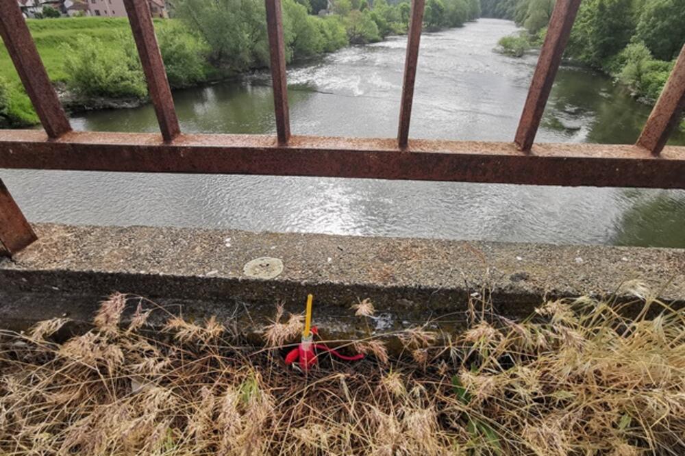 MISTERIJA SVEĆE UMOTANE U CRVENI KONAC NA MOSTU U ČAČKU: Ribolovci nakon 20 dana pronašli beživotno telo u Moravi!