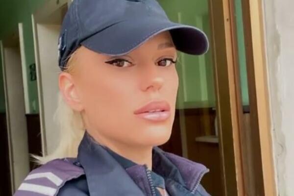 NAJLEPŠU POLICAJKU U SRBIJI MUŠKARCI BUKVALNO MOLE DA IH HAPSI: Zgodna plavuša pokazala slike u BIKINIJU (FOTO)