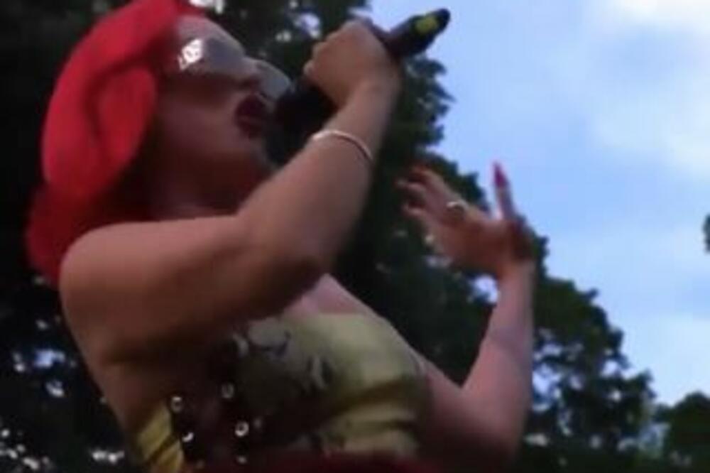 "I JA SAM GEJ!" SENIDAH NA PARADI PONOSA OTVORENO PRIZNALA: Fanovi ŠOKIRANI i ODUŠEVLJENI istovremeno!