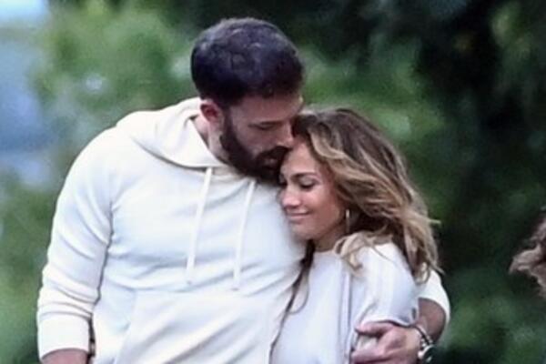 BEN AFLEK 20 GODINA KASNIJE PONOVO HOĆE DA ZAPROSI JLO? Viđen kako razgleda prstenje!