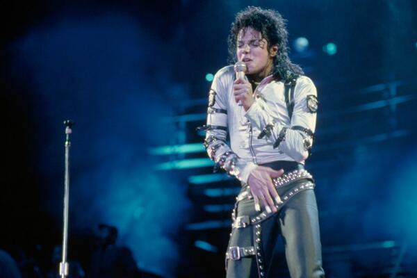 MAJKL DŽEKSON-KRALJ POPA KROZ OVOG MLADIĆA JOŠ ŽIVI: Sličnost je NEVEROVATNA i to bez HIRUŠKIH INTERVENCIJA!(FOTO)