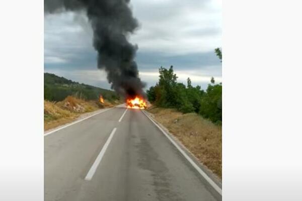 VATRENA STIHIJA NASRED PUTA KOD VODICA: Guta automobil, ekipe na terenu! (VIDEO)