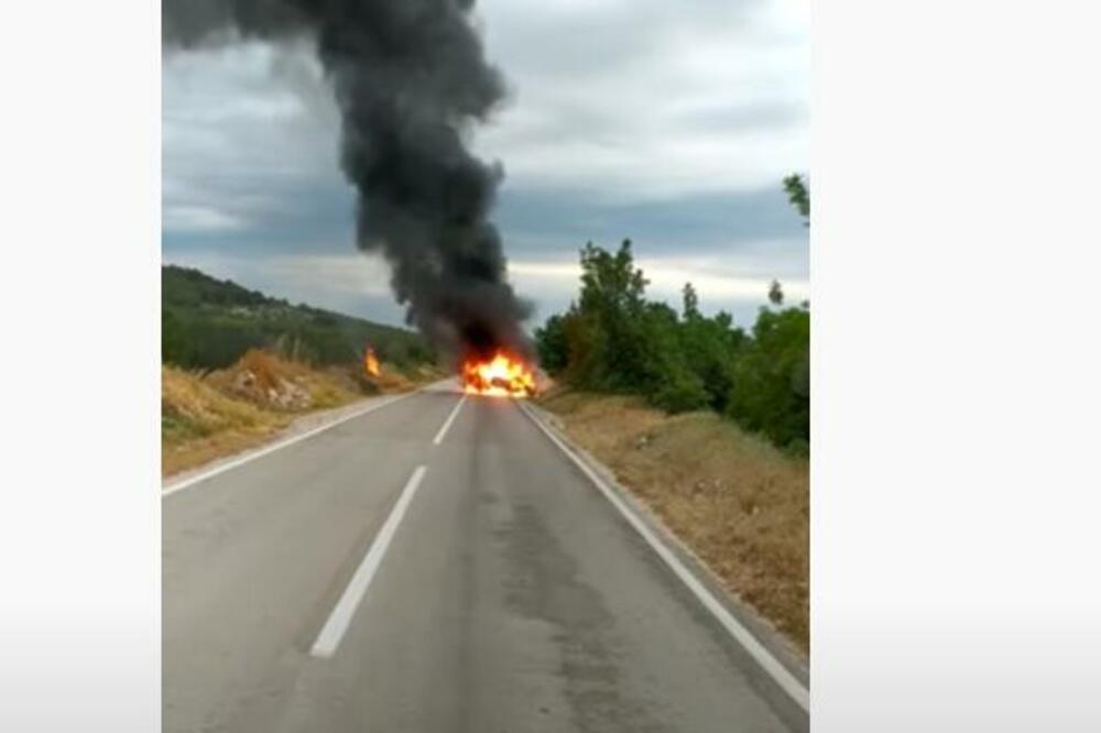 VATRENA STIHIJA NASRED PUTA KOD VODICA: Guta automobil, ekipe na terenu! (VIDEO)