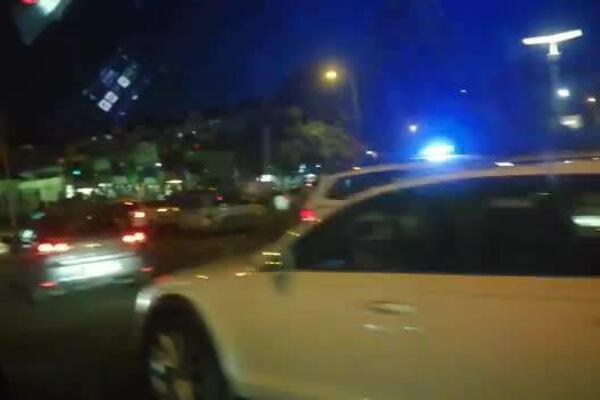 UŽAS NA ČUKARICI: Auto počeo da gori usred vožnje! (VIDEO)