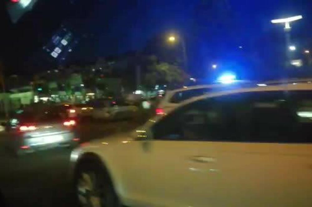 UŽAS NA ČUKARICI: Auto počeo da gori usred vožnje! (VIDEO)