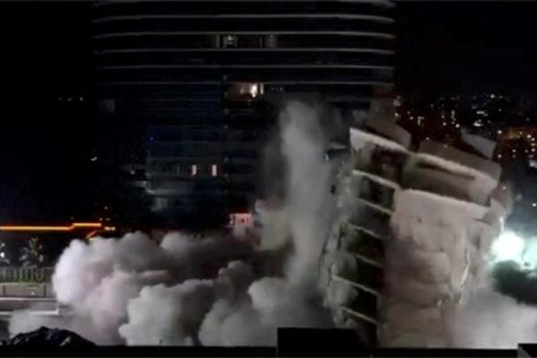 SRUŠENI OSTACI STAMBENOG KOMPLEKSA U MAJAMIJU! Za nekoliko sekundi ovaj gigant je NESTAO! (VIDEO)