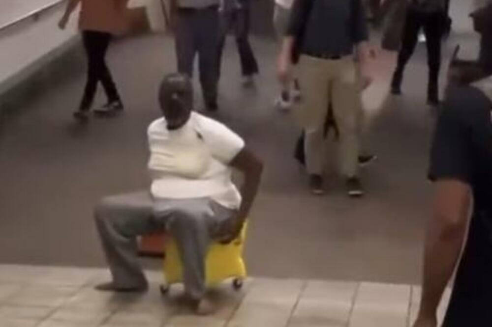 ISPRAVKA: Čovek nije stvarno pokušao da obavi veliku nuždu u kofu radnika čistoće