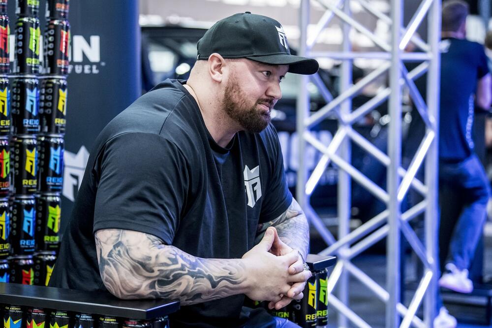 NAJJAČI ČOVEK NA SVETU JE POSTAO JOŠ VEĆI MONSTRUM: Pogledajte kako se ISKLESAO! (VIDEO)