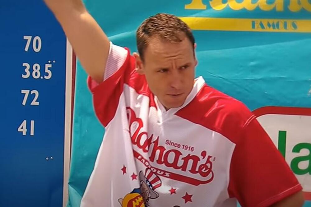 PONOVO JE OBORIO SVE REKORDE: Svetski šampion progutao 76 viršli i lepinja za samo 10 MINUTA! (VIDEO)