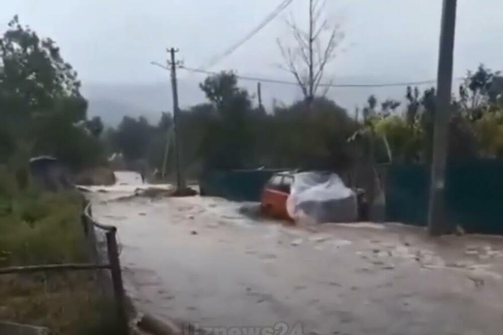 OLUJA NOSILA LEŽALJKE, OBARALA DRVEĆE, A KIŠA PLJUŠTALA KAO IZ KABLA! Soči se polako sprema za EVAKUACIJU!