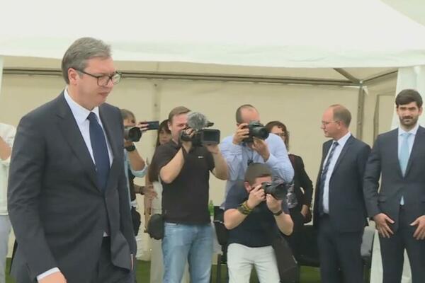 PREDSEDNIK SRBIJE NA CEREMONJI U NOVOJ PAZOVI: Prisustvuje početku radova na izgradnji postrojenja MTU (UŽIVO)