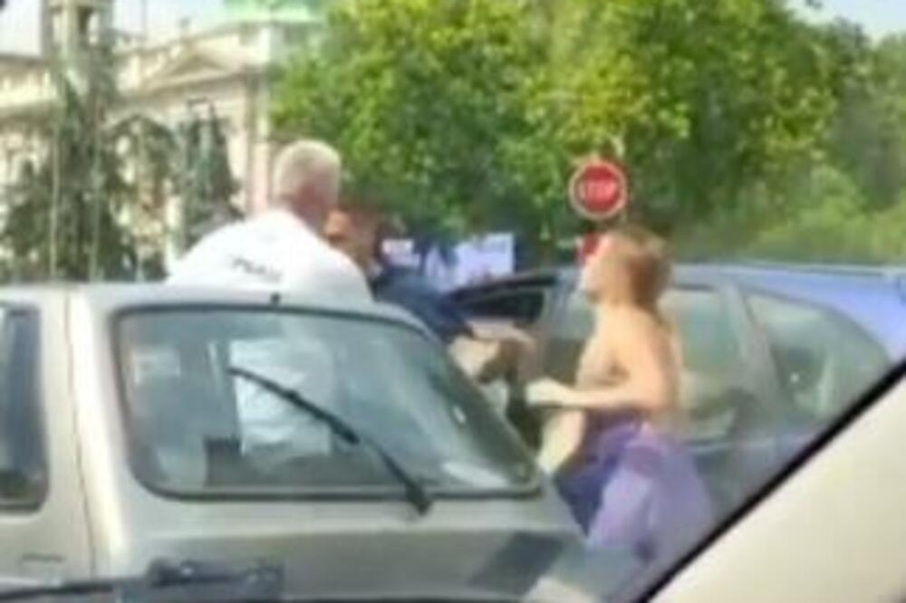 TRI MUŠKARCA I DEVOJKA SE TUKLI NA ULICI ISPRED SKUPŠTINE: Izašli iz auta DOK SU ČEKALI NA SEMAFORU (VIDEO)