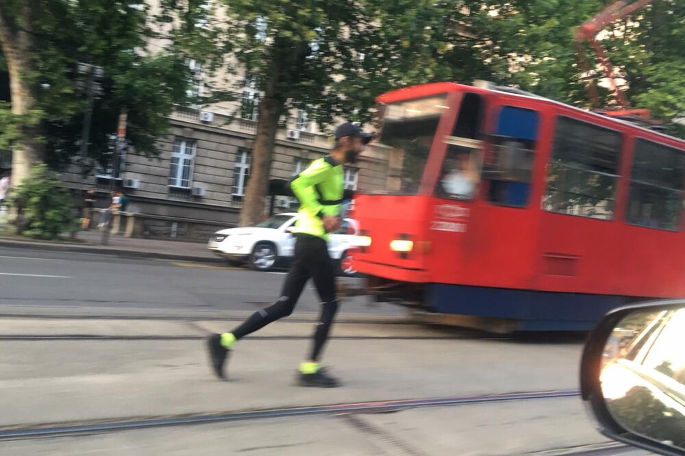 DA LI JE OVAJ ČOVEK NORMALAN?! Ono što se danas videlo u Beogradu nije gotovo nikad! (FOTO)