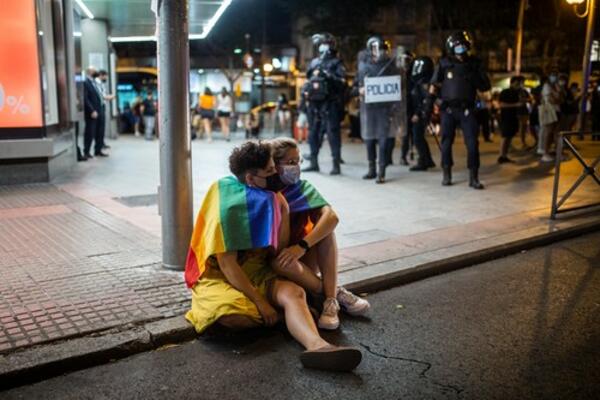 PROTESTI ZBOG HOMOFOBIČNOG UBISTVA: Masa ljudi ispunila centralni trg u Madridu