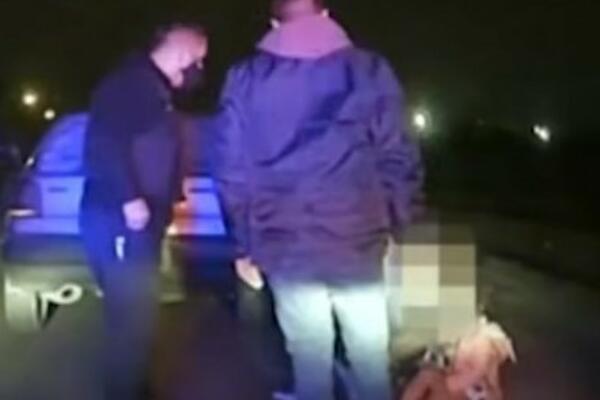 ISKOČILA IZ AUTA U POKRETU SA DVOJE DECE, a razlog će vas ostaviti BEZ REČI (VIDEO)