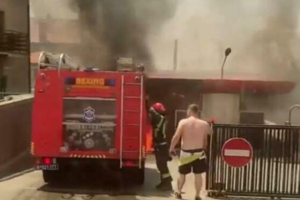 HAOS U SREMČICI: U perionici se zapalio AUTO, komšije u NEVERICI! Vatrogasci su na licu mesta (FOTO)