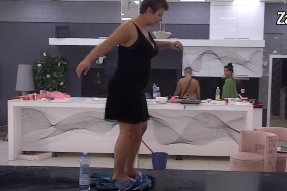 MIKSI HUMOROM REŠILA DA POBEDI U ZADRUZI: Kada vidite kako čisti sto pašćete na pod od SMEHA! (VIDEO)