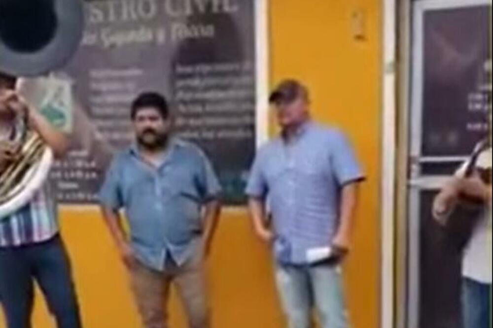 MEKSIKANAC PROSLAVIO RAZVOD UZ ORKESTAR! Jedva je dočekao taj dan, SVIRALI SU njegovu omiljenu pesmu! (VIDEO)