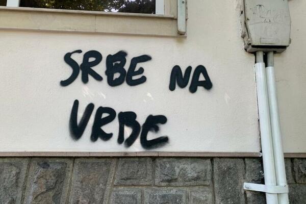 VANDALSKI ČIN NA ZGRADI POČASNOG KONZULATA REPUBLIKE SRBIJE: Osvanuo grafit "Srbe na vrbe"!