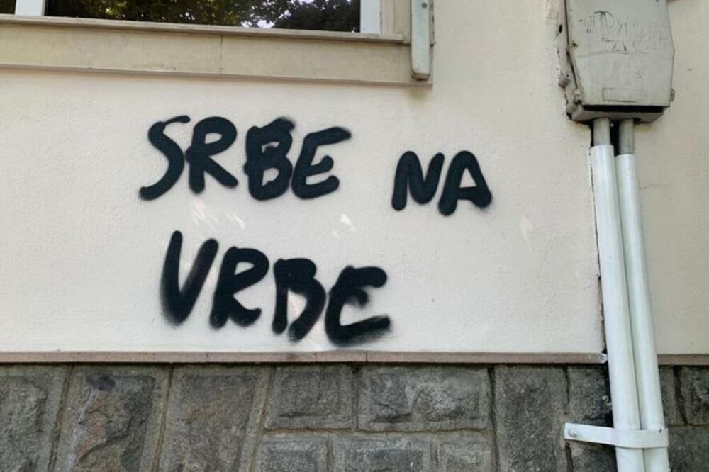 VANDALSKI ČIN NA ZGRADI POČASNOG KONZULATA REPUBLIKE SRBIJE: Osvanuo grafit "Srbe na vrbe"!