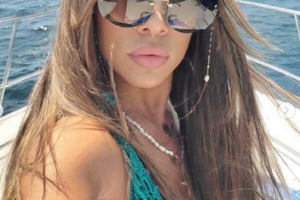 SANDRA AFRIKA VRELIJA OD DANAŠNJE TEMPERATURE! FANOVIMA STAJLING BODE OČI: Pobogu, ŽENO, ŠTA JE TO NA TEBI!?