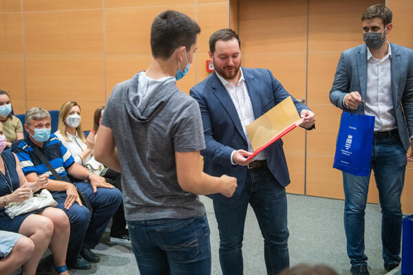 Opština Stari grad nagradila najbolje osnovce! Radoslav Marjanović uručio je poklone za 94 učenika