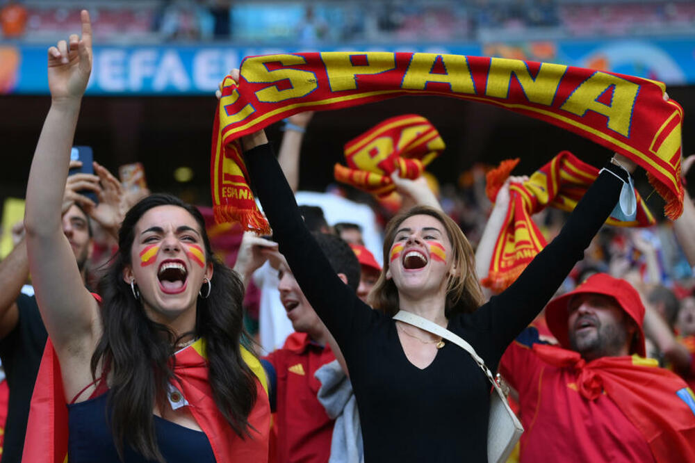 POŠTO NISU MOGLI ONI IZ DOMOVINE: Vembli ispunili navijači Italije i Španije sa prebivalištem u Britaniji! (FOTO)