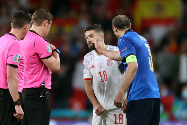 DAO MU PONUDU KOJU NE MOŽE DA ODBIJE: Kako je kapiten Italije "izradio" kolegu iz Španije i sudiju Briha!