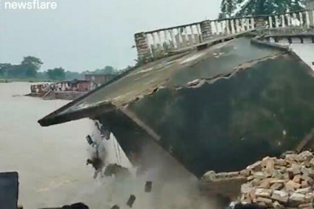 REKA SRAVNILA SA ZEMLJOM KUĆU U INDIJI! Sve je palo u vodu, prolaznici ništa nisu mogli da urade! (VIDEO)
