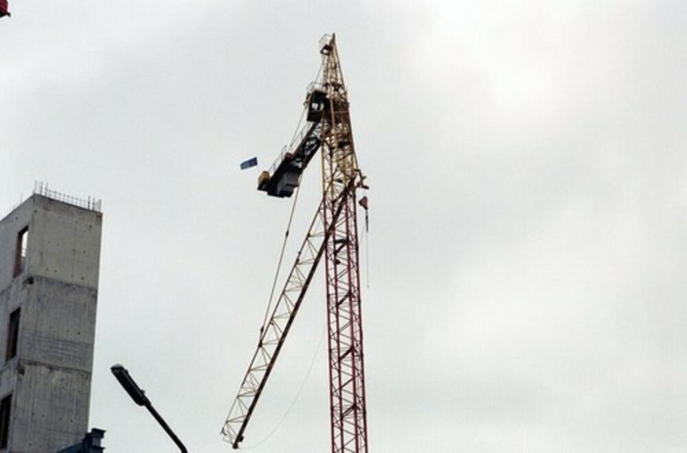 Jedna osoba poginula, dva radnika povređena na Starom sajmištu: Obrušio se kran natovaren sa 350 TONA!