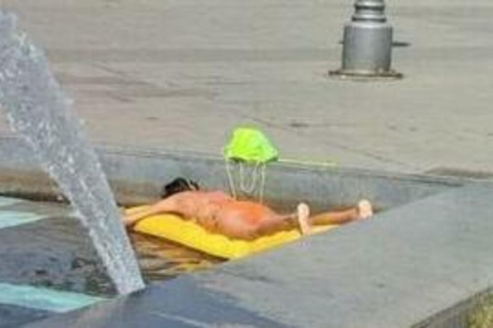 BEOGRAĐANKA ODABRALA ČUDNO, ALI SVE POPULARNIJE MESTO DA SE RASHLADI: Skinula se u kupaći, PONELA JE I DUŠEK (FOTO)