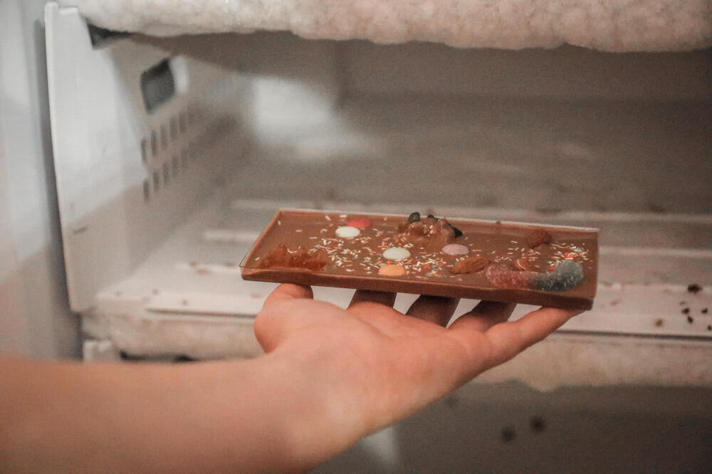 KADA OTVARATE ČOKOLADU, DOBRO POGLEDAJTE DA LI NA SEBI IMA OVO: To što VIDITE DEŠAVA SE ZBOG VAŠE 2 GREŠKE