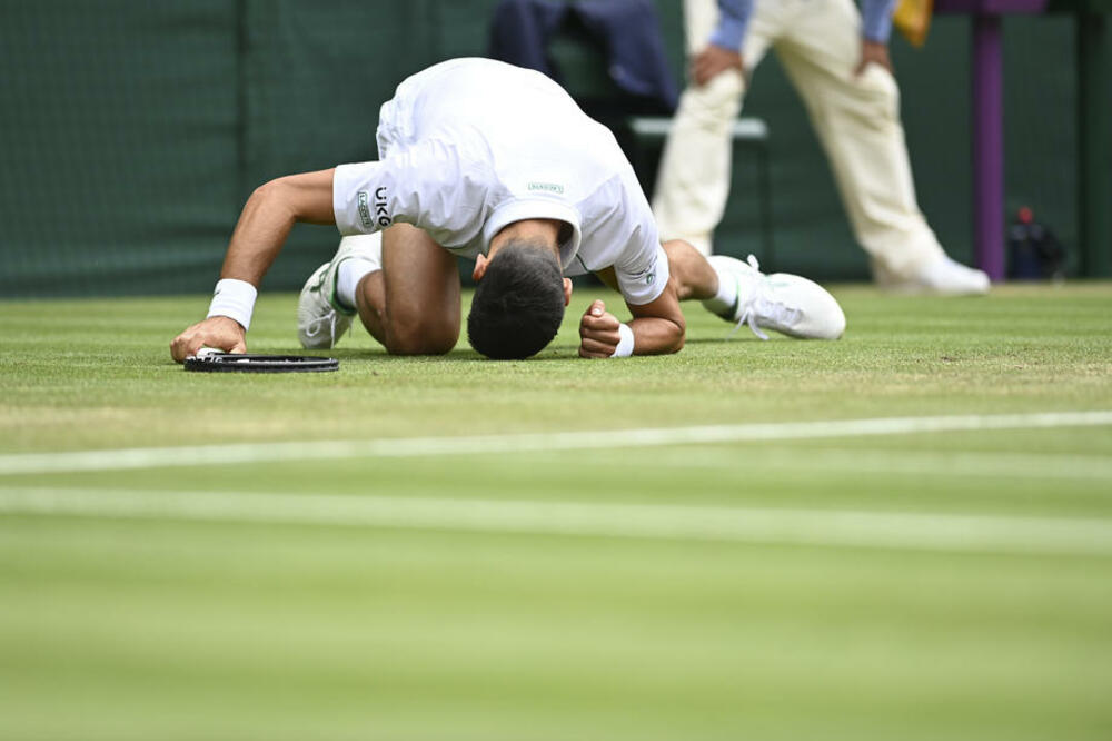 ČESTO MU SE DEŠAVA: I tokom četvrtfinala Đoković više puta zabrinuo svoje navijače (FOTO)