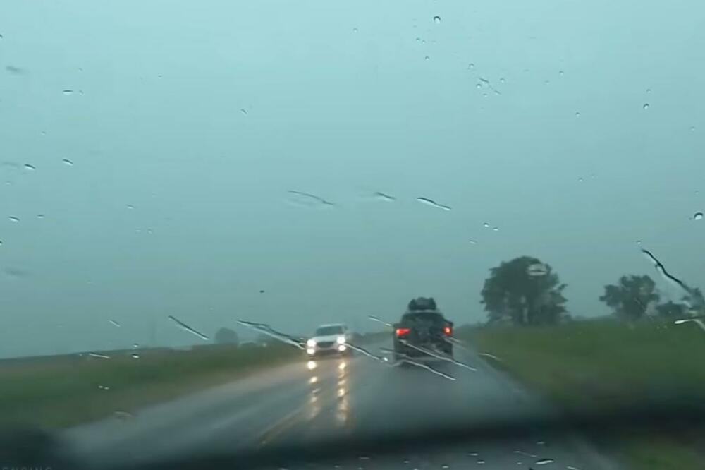 SNIMAK GLEDAJTE NA SVOJU ODGOVORNOST: Automobil je išao putem a onda je počelo da seva! (VIDEO)