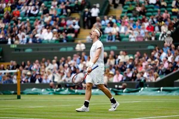 POZNAT NOVAKOV RIVAL U BORBI ZA FINALE: Kanađaninu pripala ljuta bitka u četvrtfinalu (FOTO)