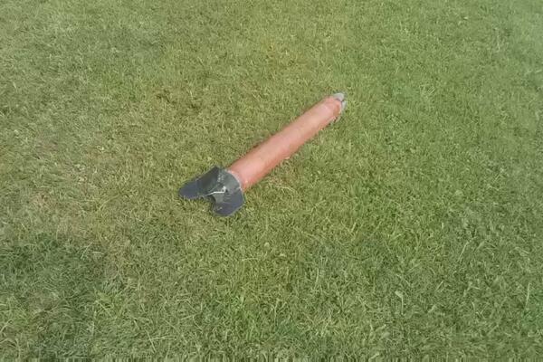 PUKOM SREĆOM IZBEGNUTA TRAGEDIJA U POŽEŠKOM SELU: U Acovo dvorište sa neba pala RAKETA (FOTO)