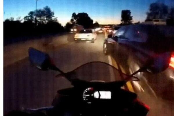 UZNEMIRUJUĆI SNIMAK! Motociklista snimao nenormalnu vožnju, na kraju se samo video asfalt, bilo je neizbežno