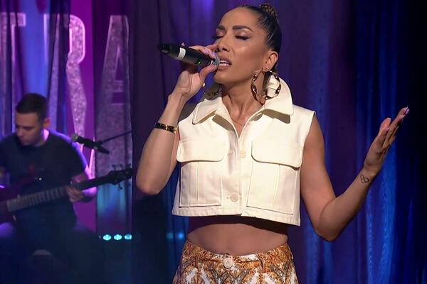 KAKVA EMOCIJA! Otpevala pesmu OVOG legendarnog pevača i raspametila publiku!