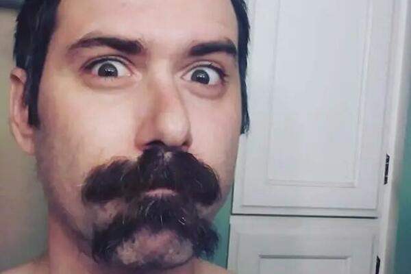 ZBOG BIZARNOG TRENDA MEĐU MUŠKARCIMA ŽENAMA KLECAJU NOGE: Da li ste spremni za kružnu BRADU i dvostruke BRKOVE?