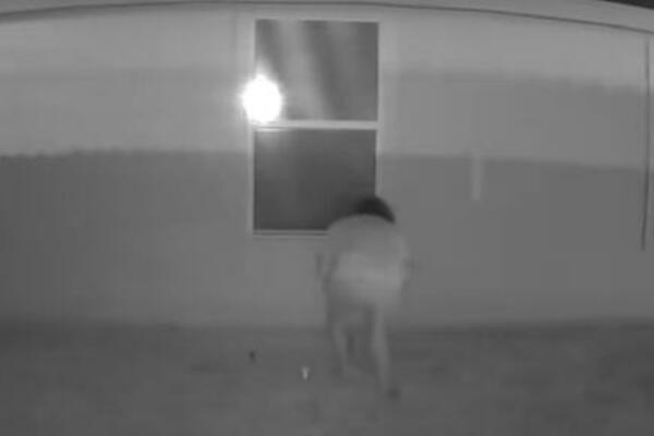 OSTVARILE JOJ SE NAJVEĆE SLUTNJE KADA JE NA KAMERI UHVATILA PERVERZNJAKA DOK JU JE PROMATRAO: Još je i prvi KOMŠIJA