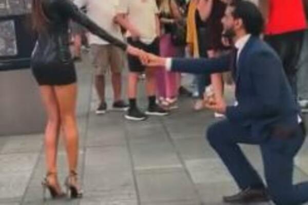 OVAKVU BLAMČINU JOŠ NISTE VIDELI: Kleknuo u nadi da će pristati, ona ga PONIZILA za sva vremena!