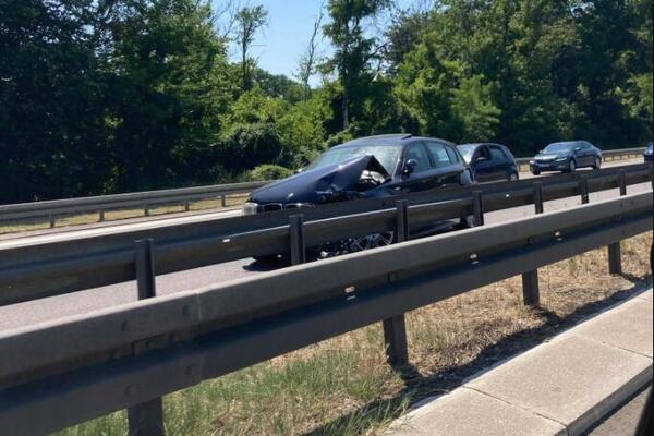 SAOBRAĆAJNA NESREĆA KOD BEŽANIJSKE KOSE! Automobil smrskan nasred puta, policija obavlja uviđaj! (FOTO)