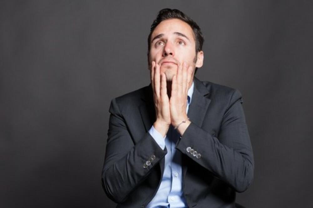 ODGAJALA GA JE SAMOHRANA MAJKA: I ima VELIKI PROBLEM kada je u ŽENSKOM DRUŠTVU