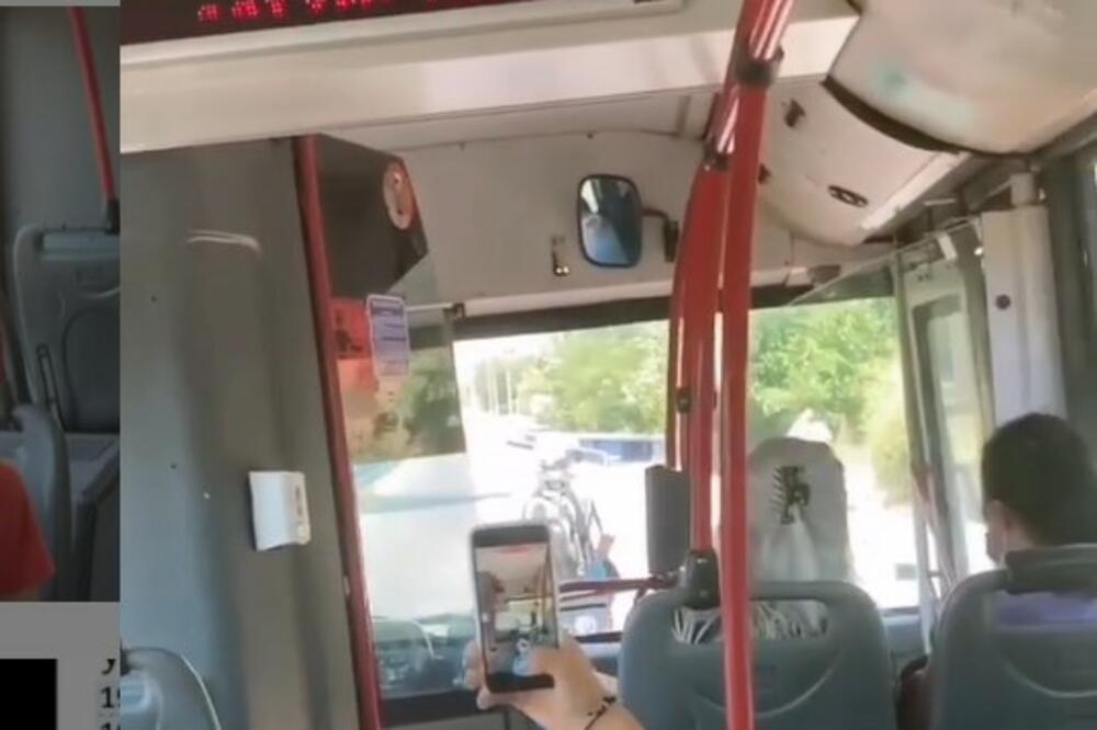 NESVAKIDAŠNJA SCENA IZ ŽARKOVA RAZBESNELA PUTNIKE: Trotinetom štopovao autobus, neverovatan bezobrazluk (VIDEO)