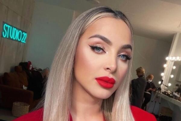 MAJA BEROVIĆ NAPUNILA 34 GODINE, A DOBILA JE I SKUPOCEN POKLON: Tačno u PONOĆ duvala svećice sa NJIM! (FOTO)