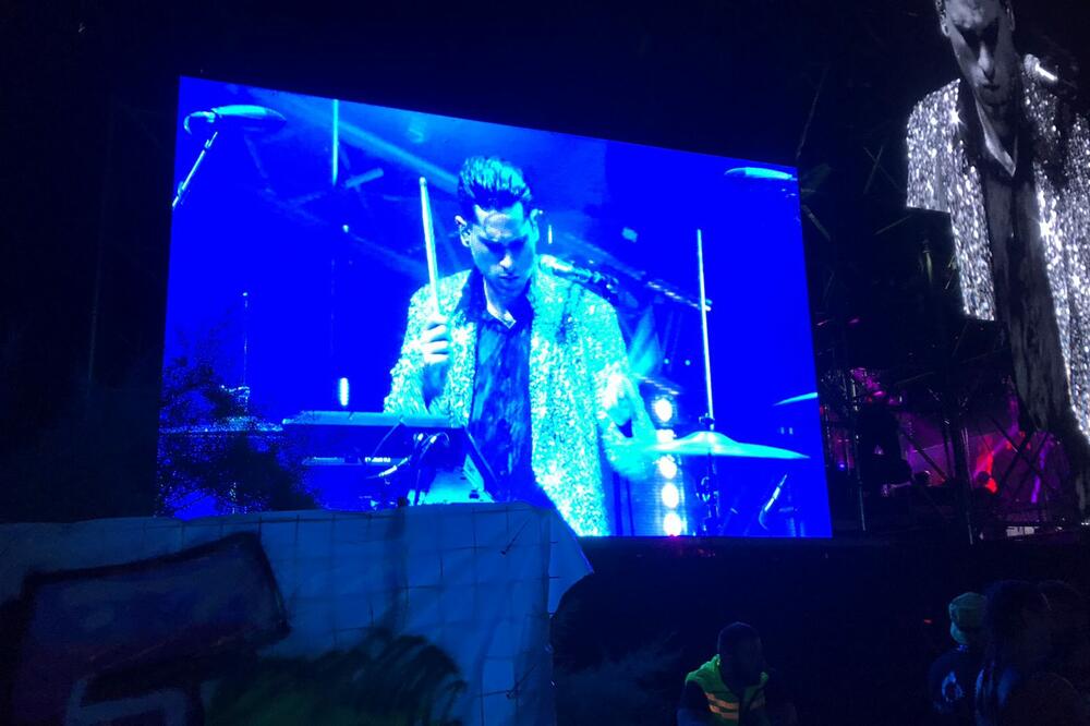 BUČ KESEDI SIJAO KAO LAS VEGAS! Muzikom raspametili posetioce, a sve oči su bile uprte u njegovu odevnu kombinaciju