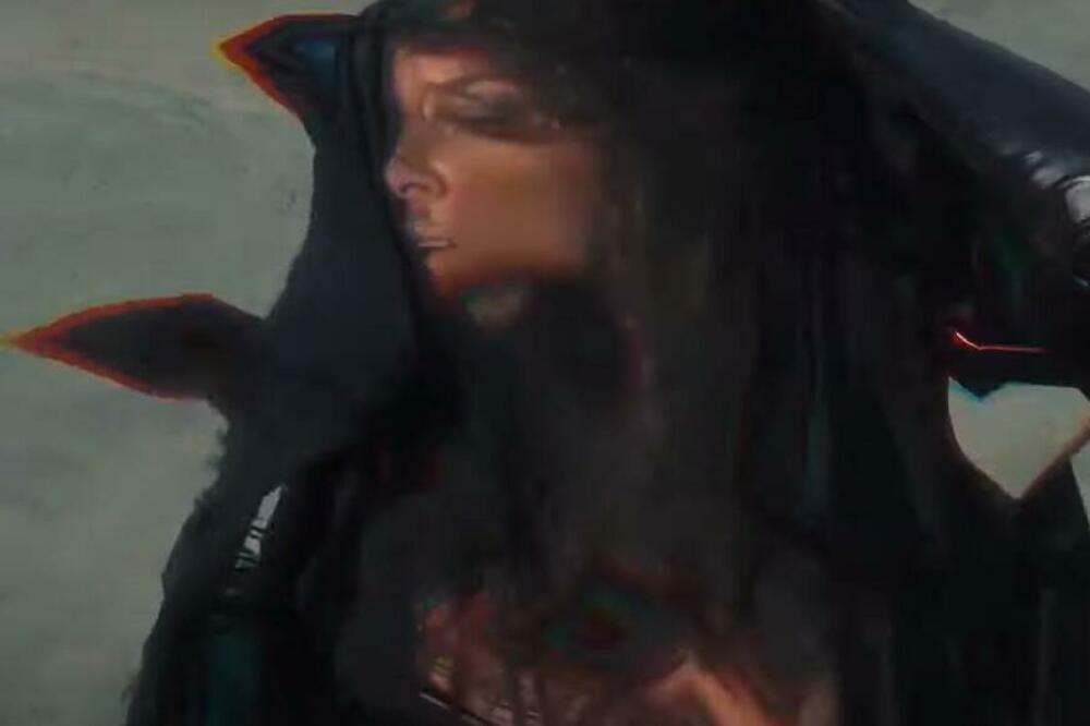 SLAVICA ĆUTKERAŠ ISKOPIRALA KARLEUŠU! Kadrove iz SPOTA smo već videli kod DIVE, čak je i stajling SLIČAN! (FOTO)